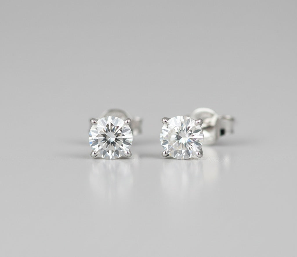 עגילי זהב לבן 14 קראט משובץ יהלומי מעבדה